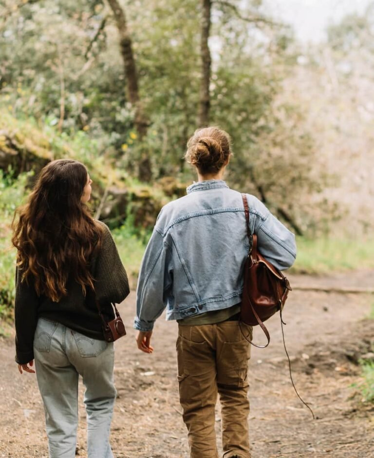 pareja caminando junta en la naturaleza