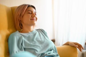 chica relajándose en su casa