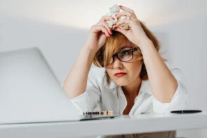 burnout en mujer trabajando delante del portátil