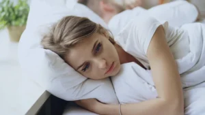 mujer con insomnio por ansiedad en la cama no puede dormir